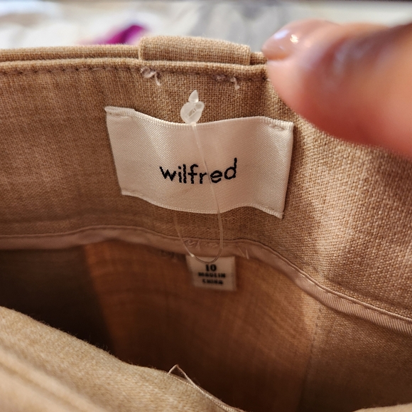 Wilfred pleated beige skirt new without tags. Hits below knee length Size 10. - Picture 2 of 2